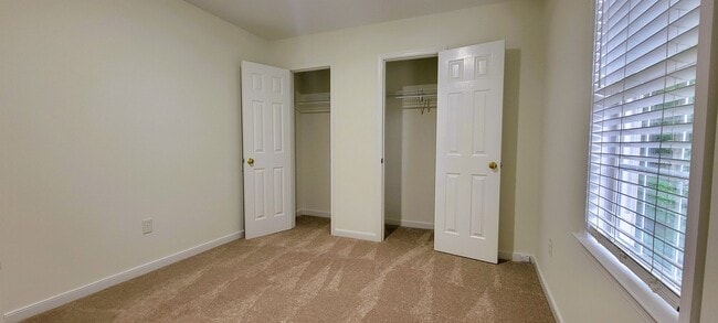 Building Photo - Large traditional colonial in Chester with...