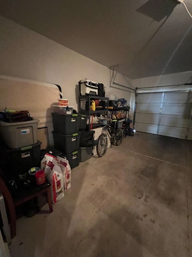 Building Photo - ABSOLUTELY AMAZING! Large 4 bedroom 2 stor...