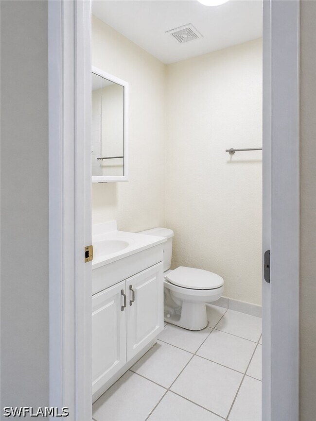 Building Photo - 4615 Bayshore Dr