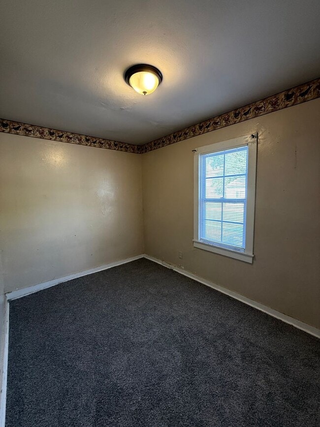 Building Photo - HOME FOR THE HOLIDAYS & 1/2 OFF MOVE IN RENT!