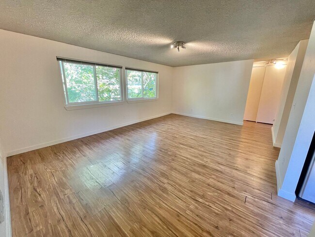 Building Photo - Top Floor 1-Bedroom