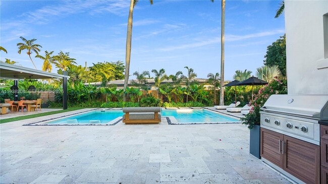 Building Photo - 1201 NE 85th St