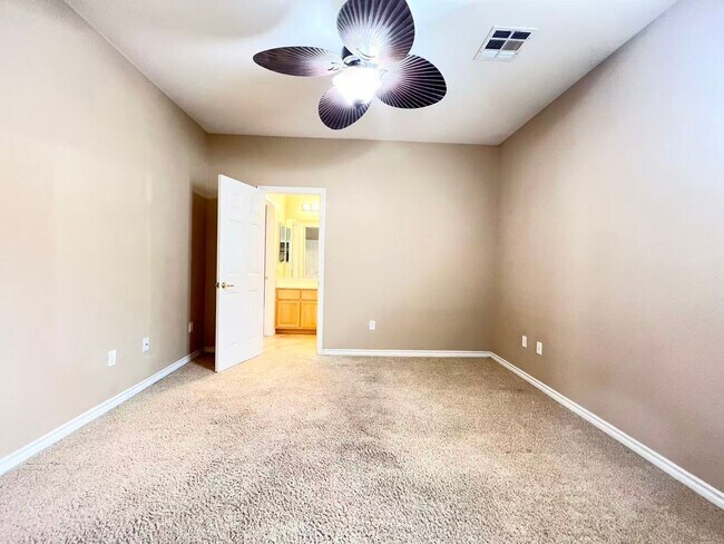 Building Photo - Welcome to the gorgeous home in Rhode Ranch