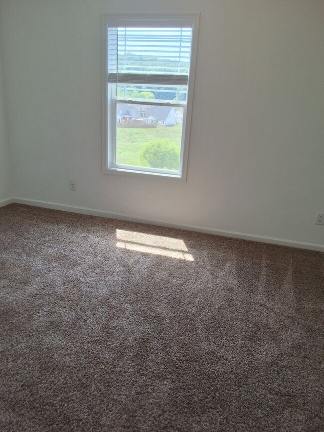 Building Photo - West Knoxville 37932 - 4 bedroom, 2 bath home in desirable Hardin Valley area. - Contact Sharon A...