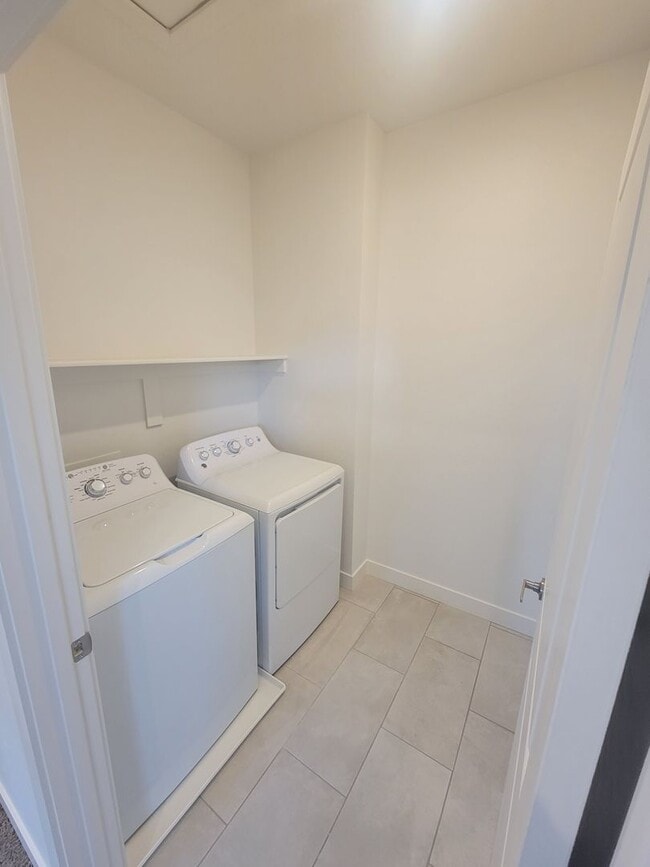 Building Photo - GORGEOUS Spacious Town Home