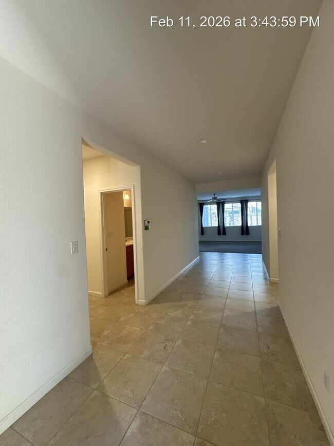 Building Photo - 4 Bedroom home! Rent Ready NW Visalia!