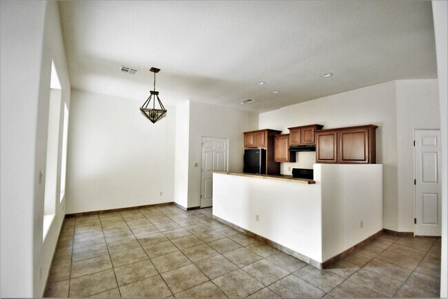 Building Photo - Beautiful 3 Bed/2Bath Townhouse Home off of Roadrunner Pkwy