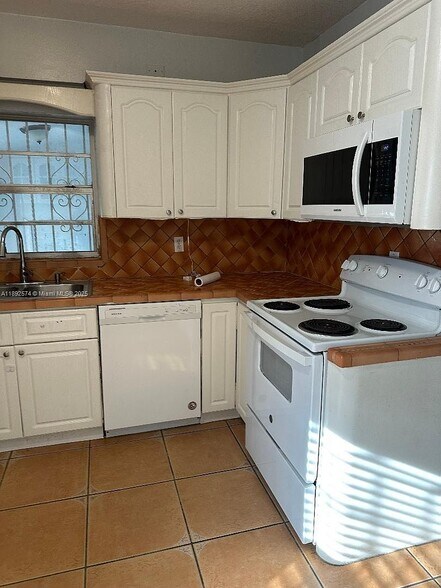 Building Photo - 2225 SW 21st Ter