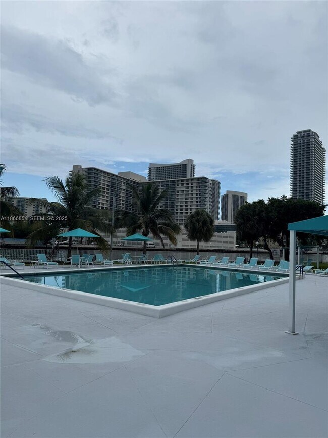 Building Photo - 400 Leslie Dr