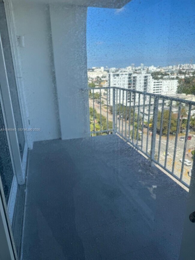 Building Photo - 1228 West Ave