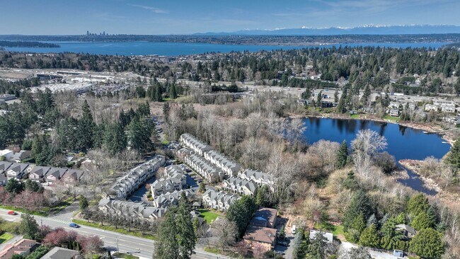 Building Photo - Updated Kirkland Townhome in Lochshire Condominiums with Premium Amenities- Available NOW