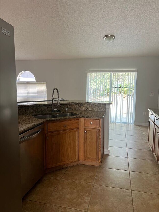 Building Photo - Updated Home in Poinciana