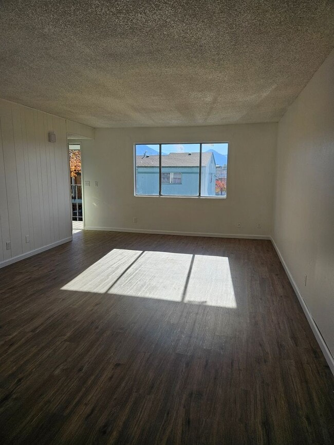 Building Photo - Great centrally located apartment!