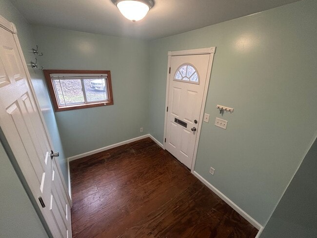 Building Photo - 3-Bedroom Home in Carrick on Private Street