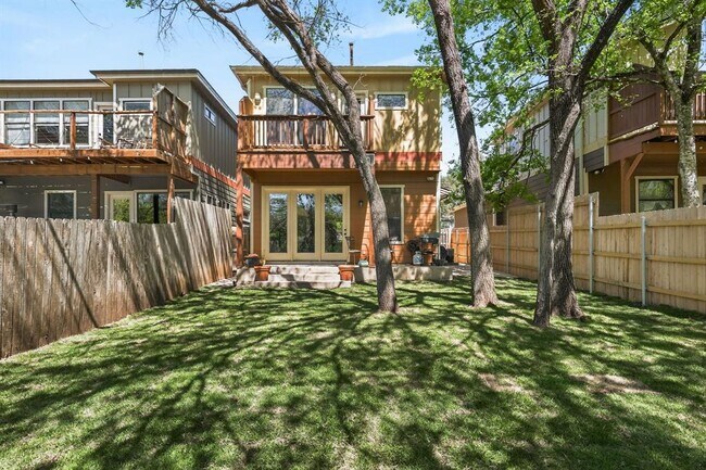 Building Photo - 3003 Lovell Dr