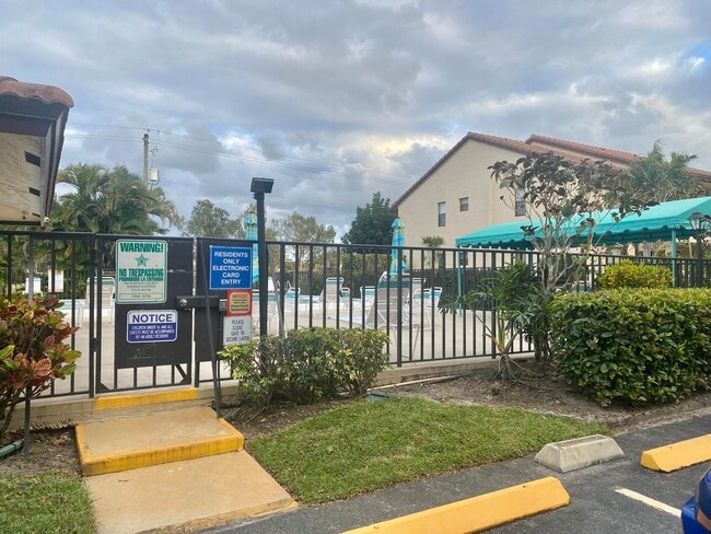 Building Photo - 7149 Golf Colony Ct