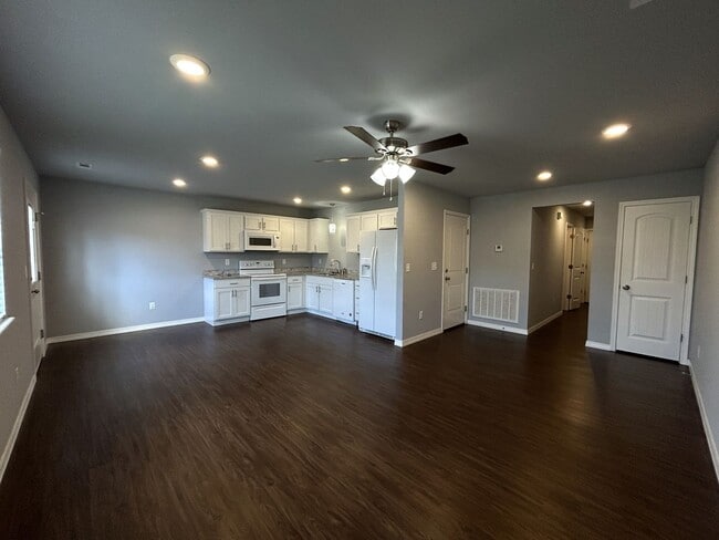 Building Photo - Townhouse with Garage - Minutes from Downt...