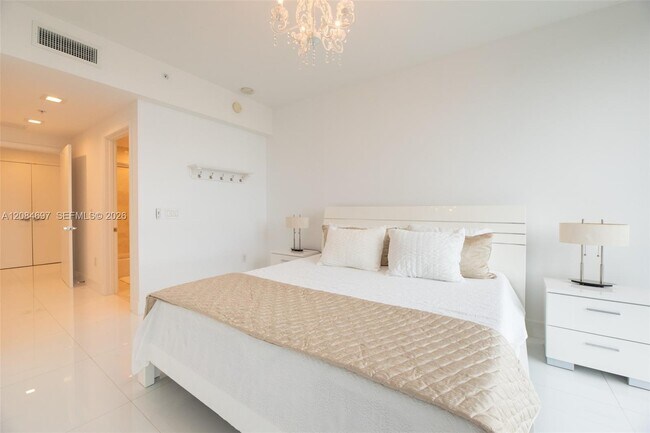 Building Photo - 17111 Biscayne Blvd