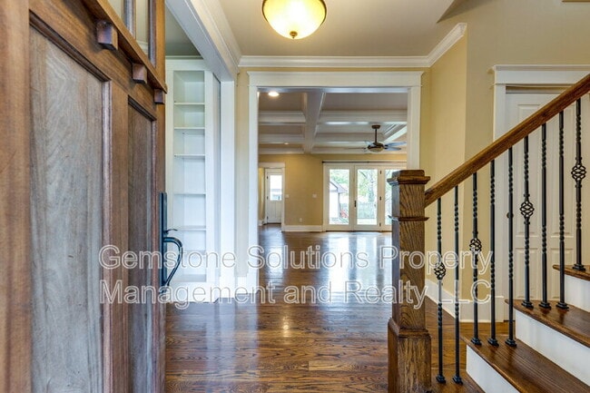 Building Photo - 210 38th Ave N