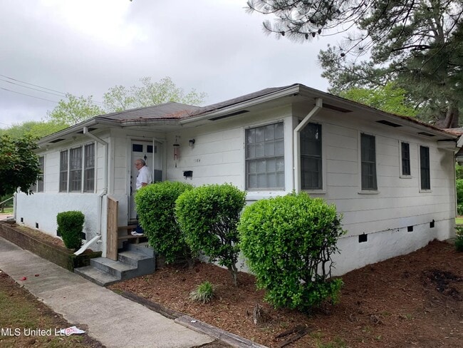 Primary Photo - 1164/1166 Raymond Road Duplex