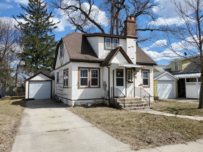 Primary Photo - 3bed 1.5 bath house with garage