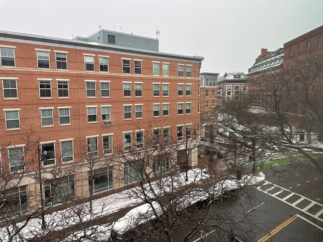 Building Photo - 386 Commercial St