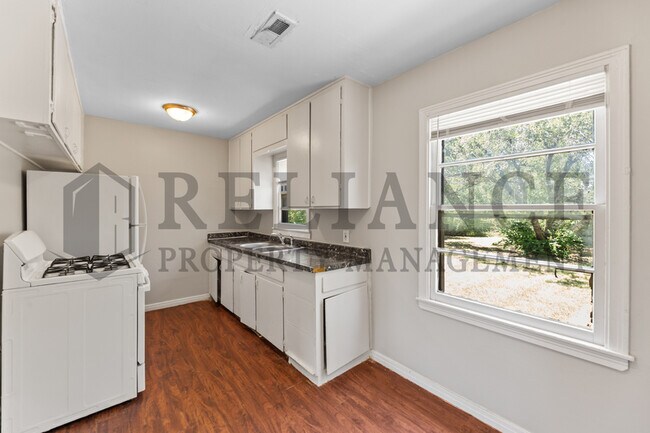 Building Photo - 2237 N Erie St