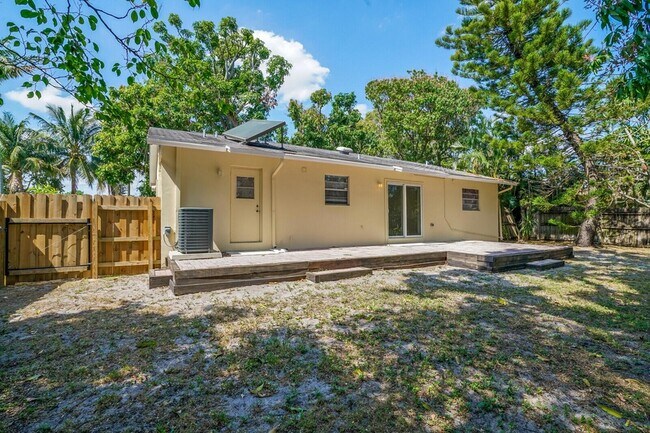 Building Photo - 3800 Calvin Ave