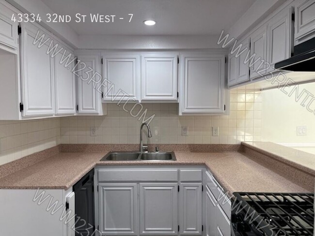 Building Photo - WEST LANCASTER 2BD/2BTH TOWNHOUSE W/ BONUS...