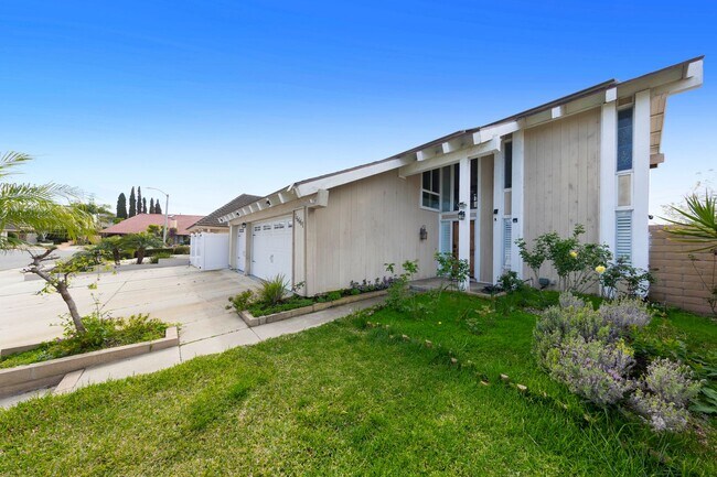 Building Photo - Gorgeous Cul-De-Sac Huntington Beach Home  — Biking Distance to the Beach!