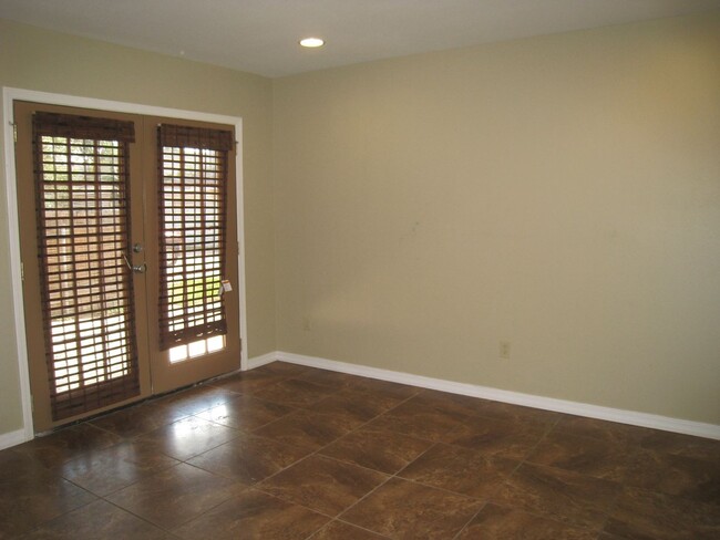 Building Photo - Townhome in Lake View