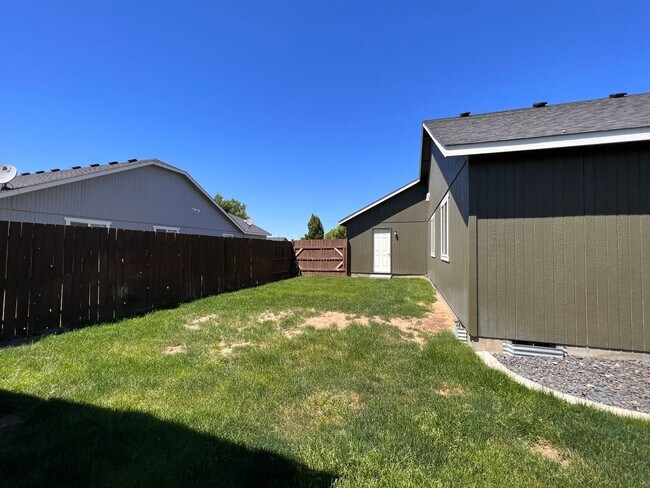 Building Photo - Private location in Crossroad Neighborhood!