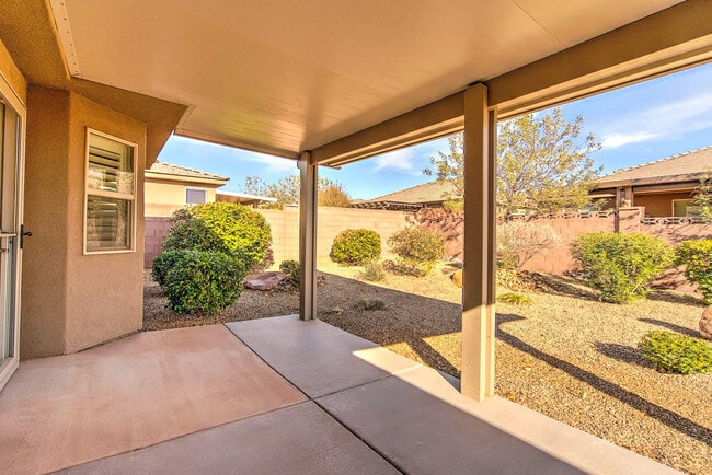 Building Photo - 3 bed 2 bath home with fully-fenced yard