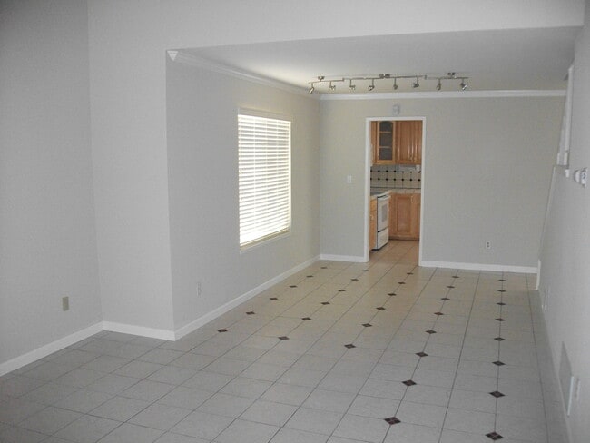 Building Photo - 4 bedroom home/ 2.5 Bath Single Family Hom...