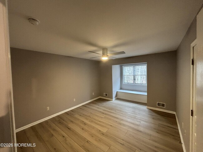 Building Photo - 274 Easy St