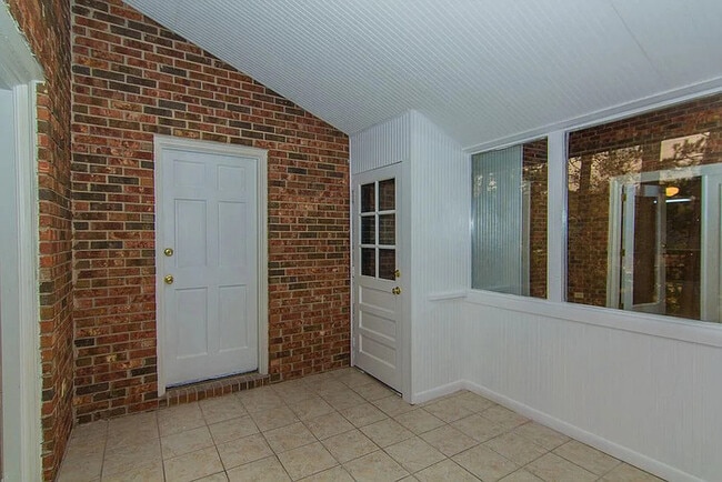 Building Photo - Spacious 3-Bedroom, 2-Bath Condo Available!