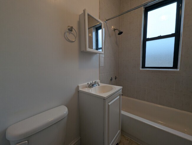 Building Photo - 2704 N Sawyer Ave