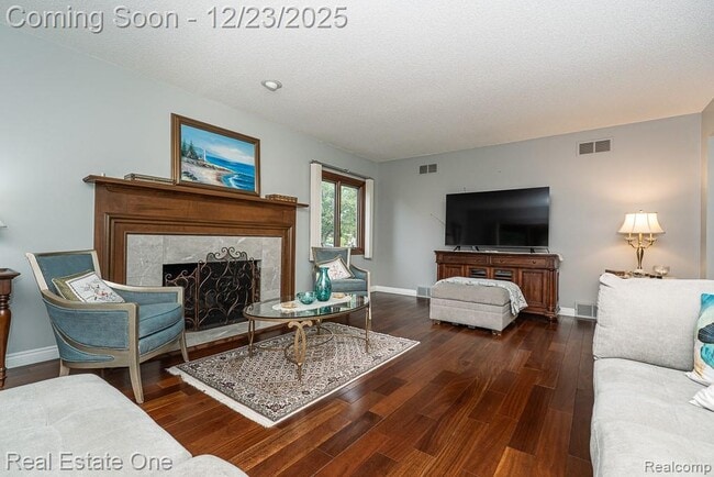 Building Photo - 1574 Devonshire Dr