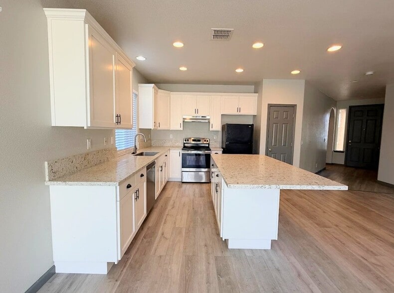 Building Photo - 633 Chandon Dr