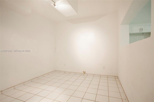 Building Photo - 4720 Pine Tree Dr