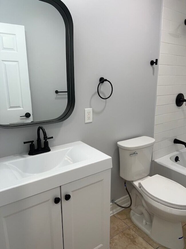 Building Photo - 2 Bedroom with Laundry Downtown Easton