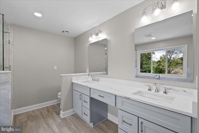 Building Photo - 8608 Oak Brook Ln