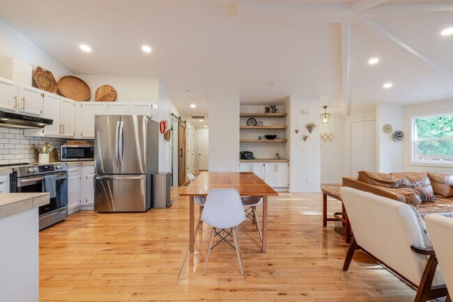 Building Photo - 3BR Furnished NW Bend Home