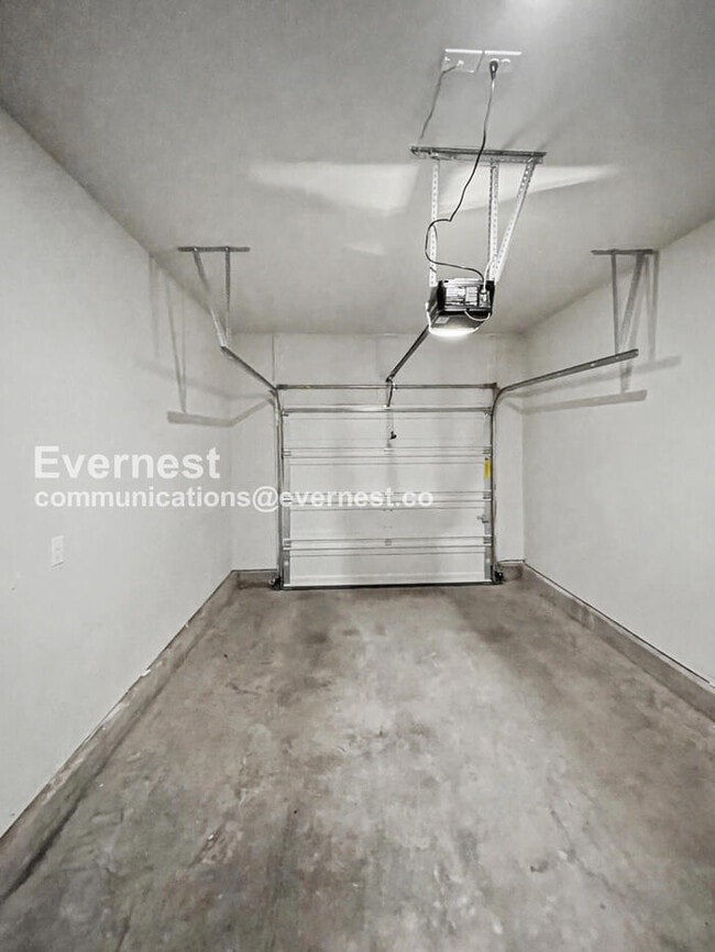 Building Photo - 3 Bed/2.5 Bath Townhome with Garage / Pet-Friendly / Available Now!