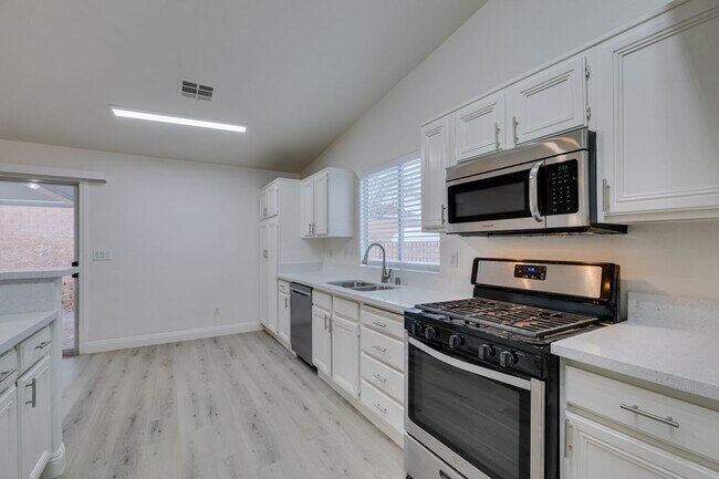 Building Photo - 437 Palegold St