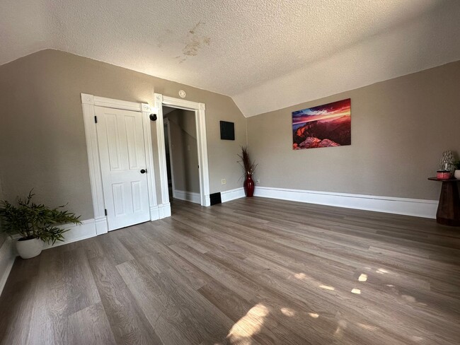Building Photo - Renovated 3 bedroom house for rent in Wate...
