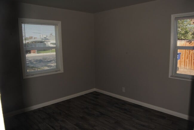 Building Photo - Price Reduced