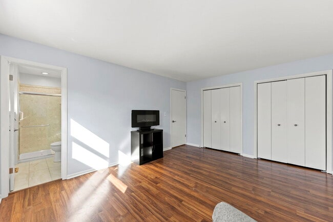 Building Photo - 1000 E Callero Cir