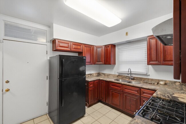 Building Photo - 8533 S Oglesby Ave