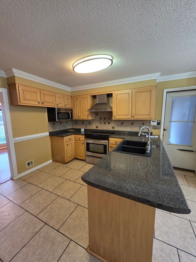 Building Photo - Gorgeous Home in Great Neighborhood